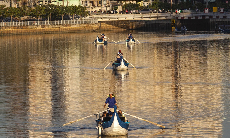 Croisière sur le canal de Nhieu Loc. Photo: VNA