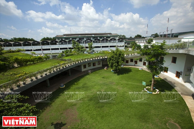 Les salles de classe et locaux annexes se trouvent sous la toiture. 