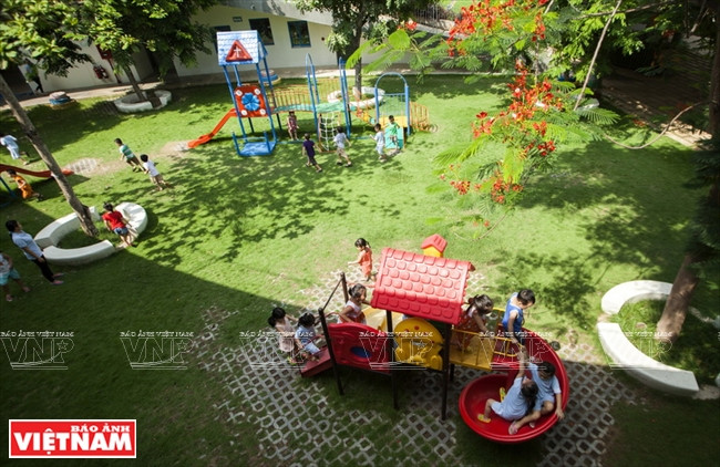 Des enfants s'amusent dans la cour de récréation.