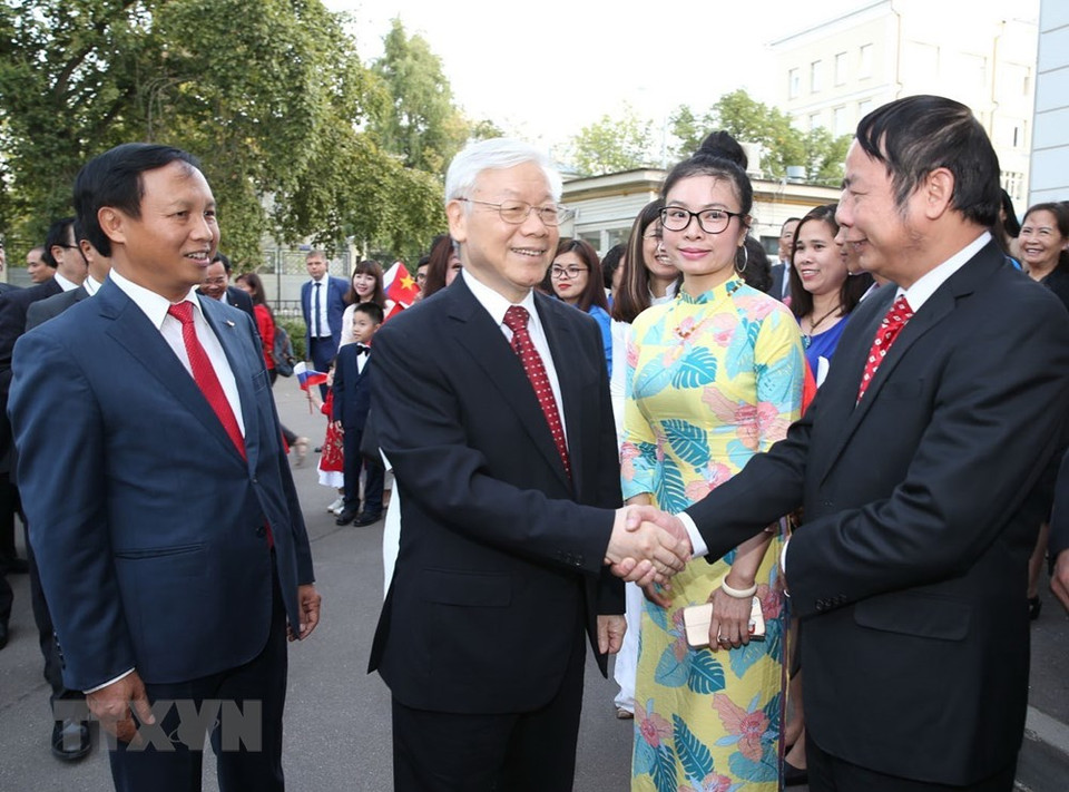 Le secrétaire général du PCV rencontre les cadres de l'ambassade et des représentants de la communauté des Vietnamiens en Russie.