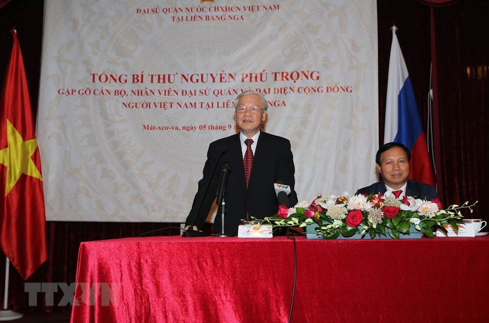 Nguyen Phu Trong rencontre les cadres de l'ambassade et des représentants de la communauté des Vietnamiens en Russie.