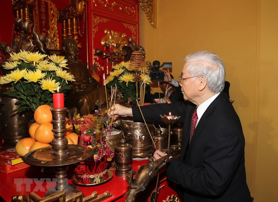 Nguyen Phu Trong offre de l'encens sur un autel dédié au Président Ho Chi Minh.
