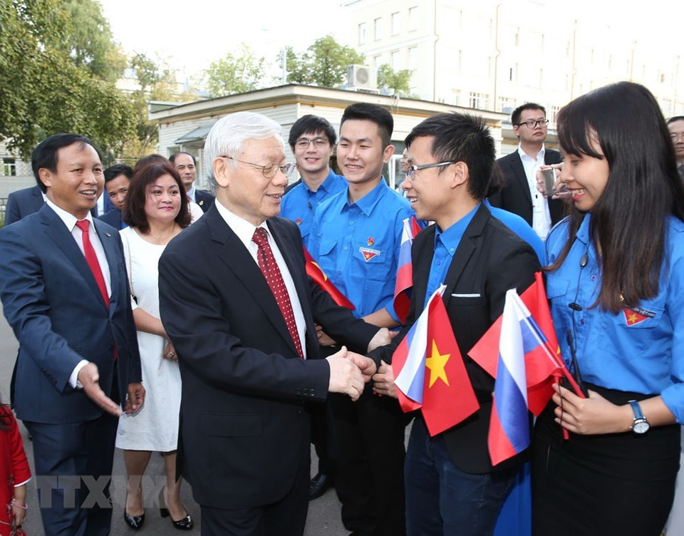 Le secrétaire général du PCV rencontre les cadres de l'ambassade et des représentants de la communauté des Vietnamiens en Russie.