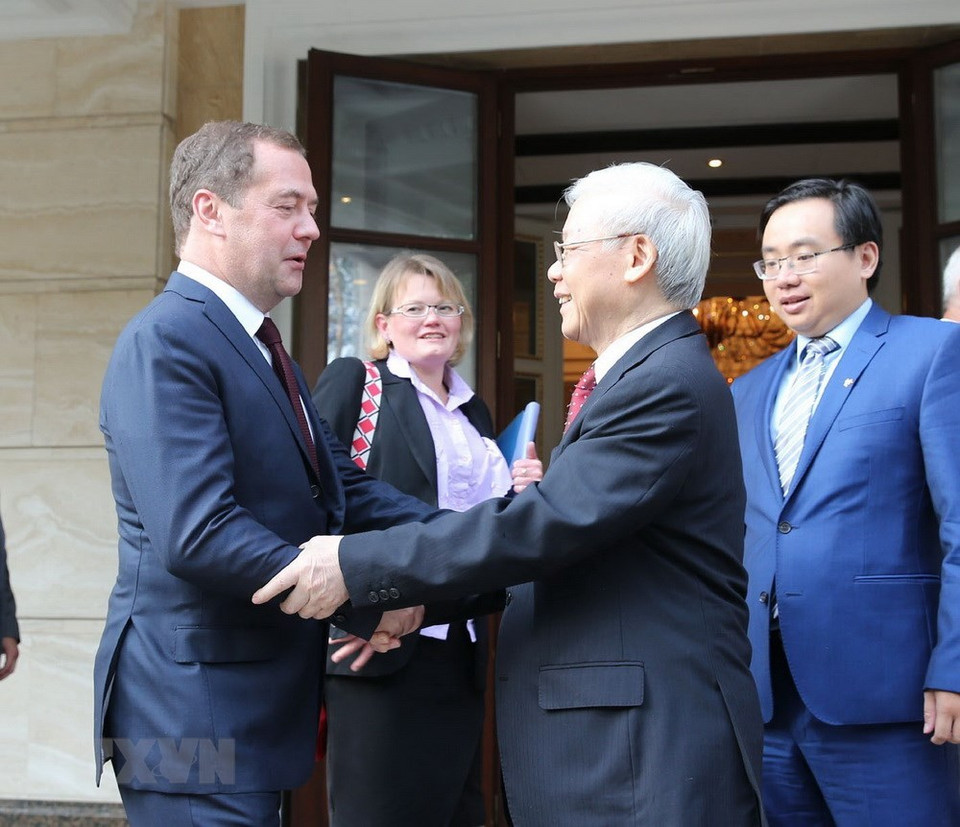 Le Premier ministre russe Dmitry Medvedev (gauche) reçoit le secrétaire général du PCV Nguyen Phu Trong.