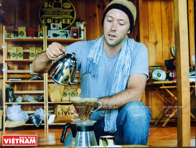 Joshua montre comment préparer le « K'Ho Café » pour garder sa saveur unique. 