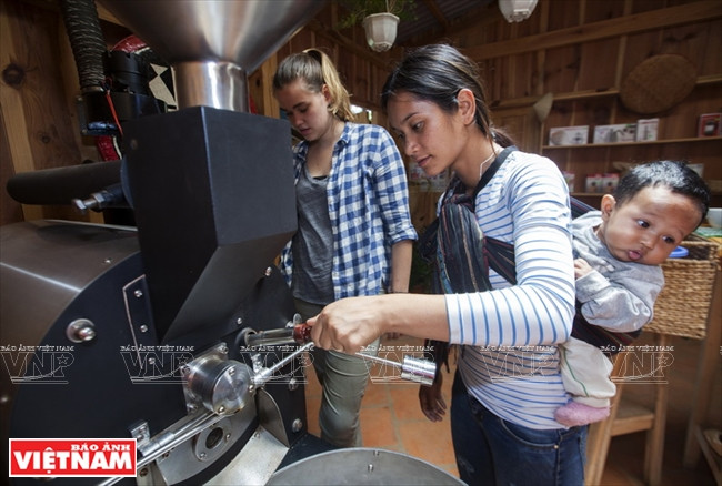 Présentation de la torréfaction à des visiteurs étrangers. 