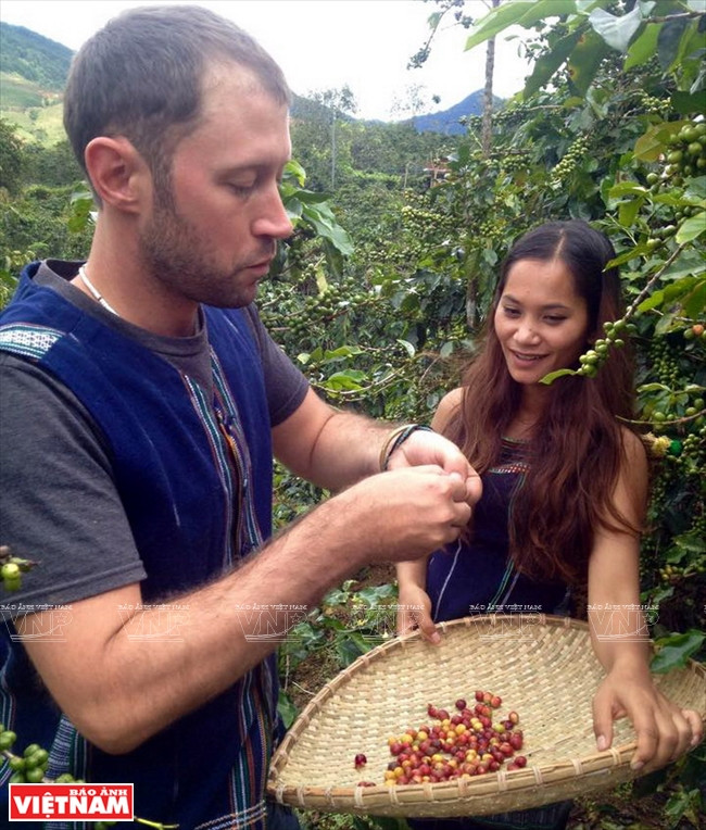 Le couple sélectionne soigneusement les baies. 
