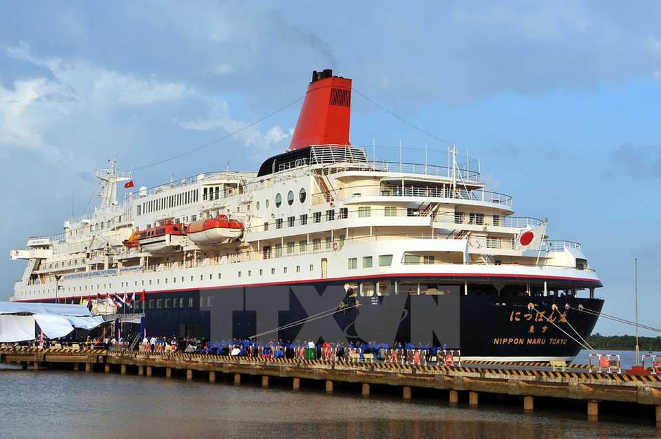 Le Bateau de la jeunesse d’Asie du Sud-Est et du Japon 2015, avec à son bord 329 jeunes des 10 pays membres de l’ASEAN et du Japon, a accosté au port de Cat Lai, à Ho Chi Minh-Ville.