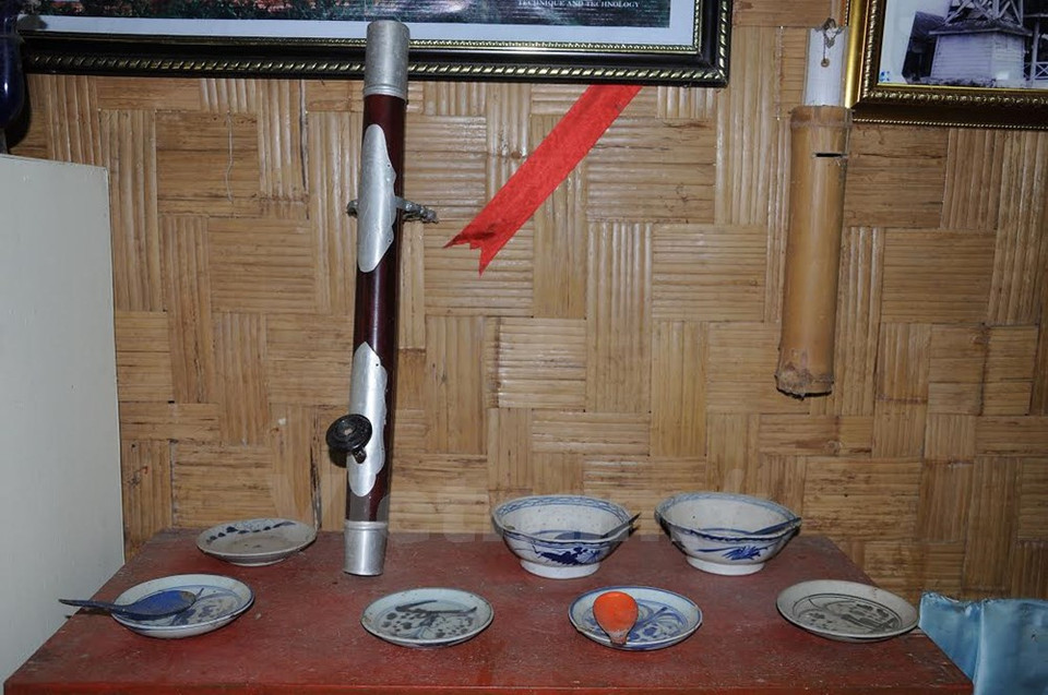 Son service de table et sa pipe à eau