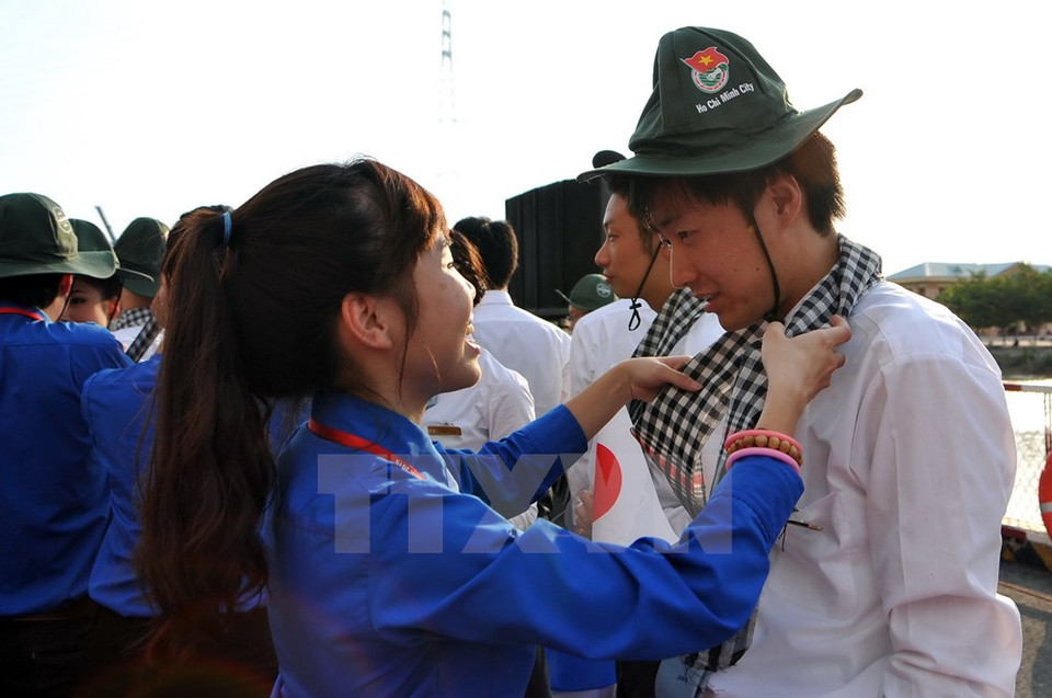 Les jeunes du pays hôte offrent des écharpes... 