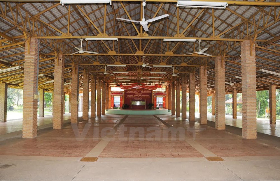 Le village d'amitié Vietnam-Thaïlande, de 500m, de ce mémorial