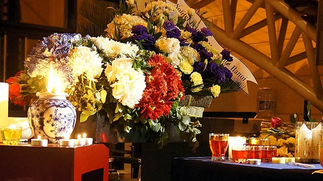 Le coin pour déposer les fleurs et les bougies à l’Ambassade de France au Vietnam. 