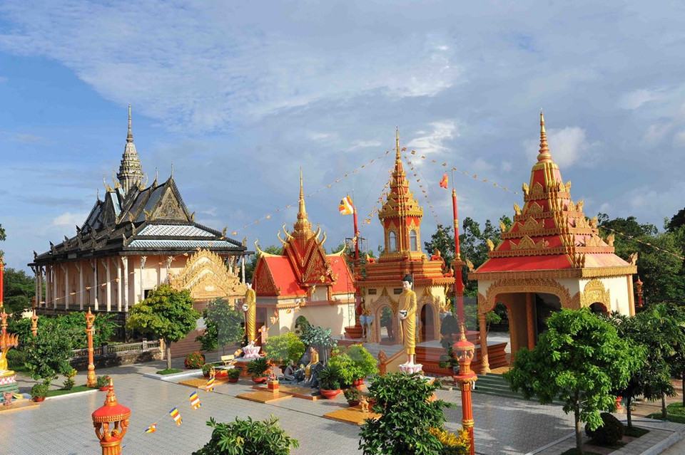 Avec ​ses couleurs rouge et or, la pagode est toujours brillante sous le soleil.