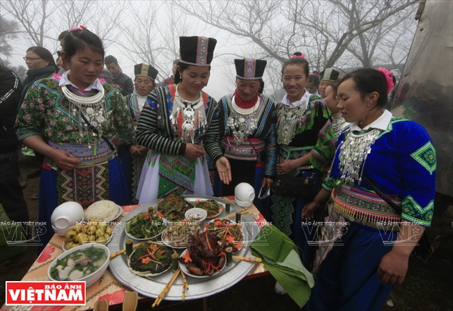 Alcool Hang Chu, viande de porc noir, des spécialités culinaires des H’mong de Tà Xùa.