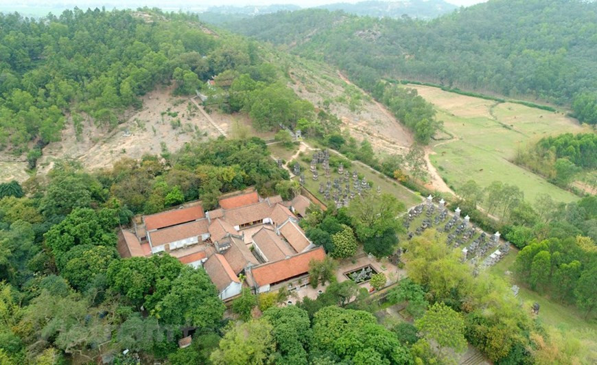 La pagode Bo Da est située au pied de la montagne Phuong Hoang dans le hameau de Thuong Lat, commune de Tien Son, district de Viet Yen, province de Bac Giang, l'un des sièges de la secte bouddhique de Truc Lam
