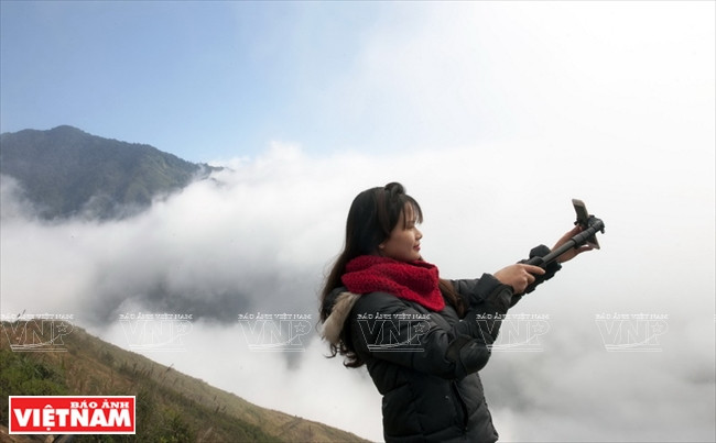 …. attire un grand nombre de touristes chaque jour pour admirer le lever du soleil sur une mer de nuages.