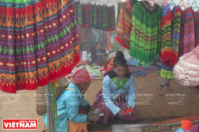 Des jeunes filles H’mong choisissent leurs vêtements de fête.