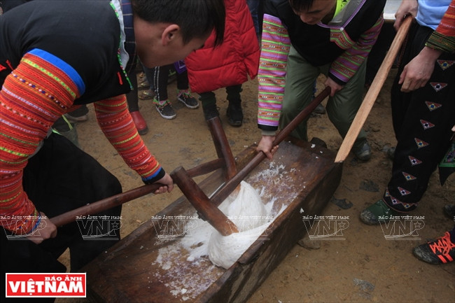 De jeunes hommes H’mong pilent de la farine de riz pour confectionner le banh giay (gâteau de riz gluant rond) lors de la « Fête culturelle des ethnies du district de Bac Yen », organisée dans la commune de Tà Xùa, en décembre 2017.