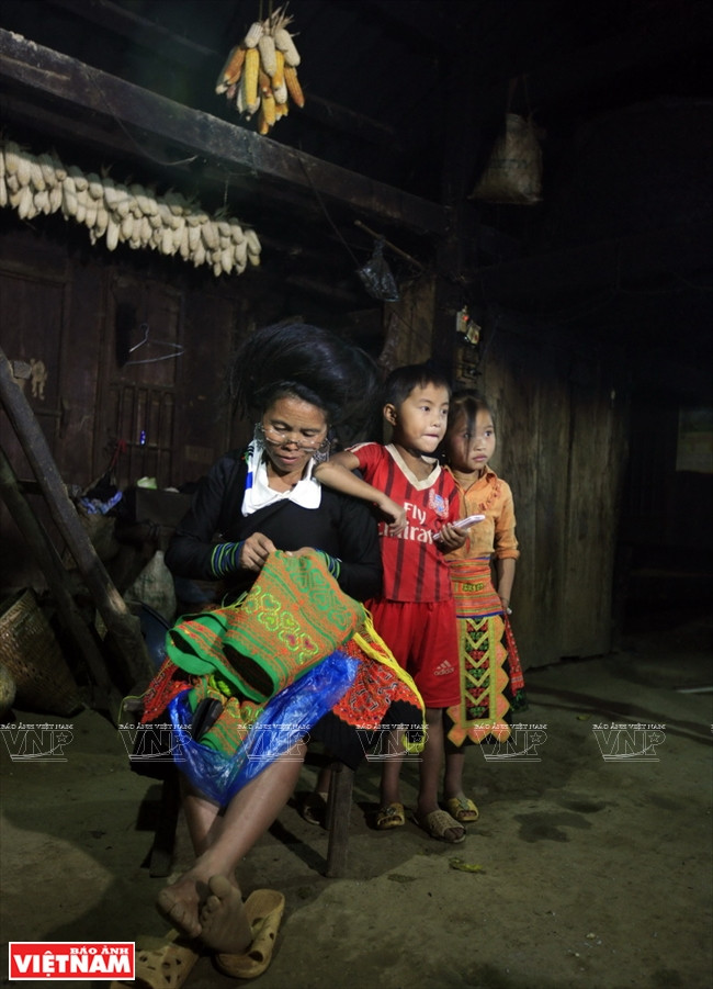 Une femme H’mong à Tà Xùa brode son costume de fête.