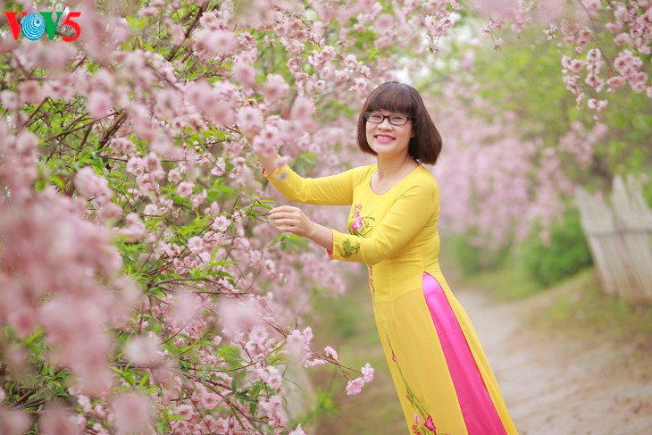 Madame Thuy Nga, professeur à l’université FPT et ses amies aiment porter la tenue traditionnelle à l’occasion du Têt.
