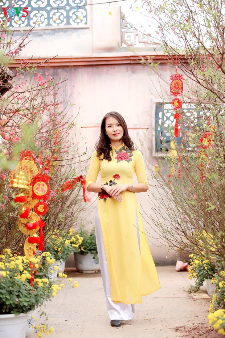 L’ao dài valorise les valeurs traditionnelles et le charme de celles qui le portent.