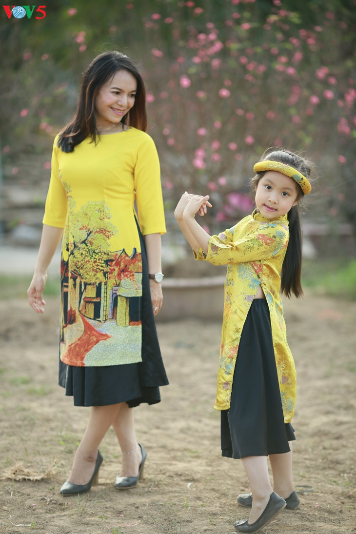 Les petites filles adorent s’habiller en ao dài pour le Têt.