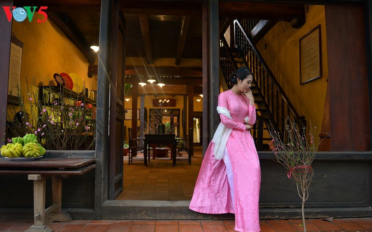 Des jeunes filles charmantes en ao dài traditionnel. Photo: Giang Trinh