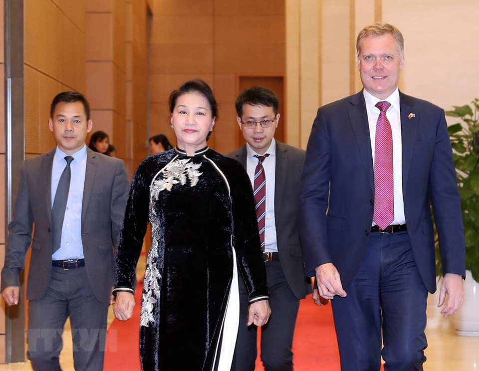 La présidente de l’Assemblée nationale du Vietnam Nguyên Thi Kim Ngân accueille le président de la Chambre des représentants australienne, Tony Smith.