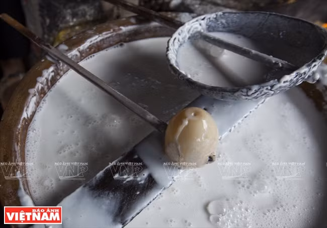 Le riz est immergé environ 24 heures dans l’eau de puits du village, puis décanter les trois nuits suivantes.