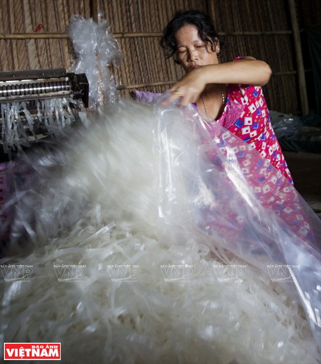 Les banh trang sont coupées en lamelles, faciles à emballer.