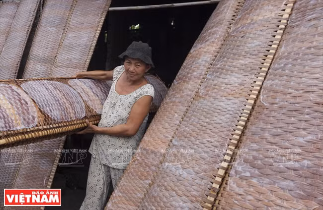 Le séchage des galettes de riz est bien organisé.
