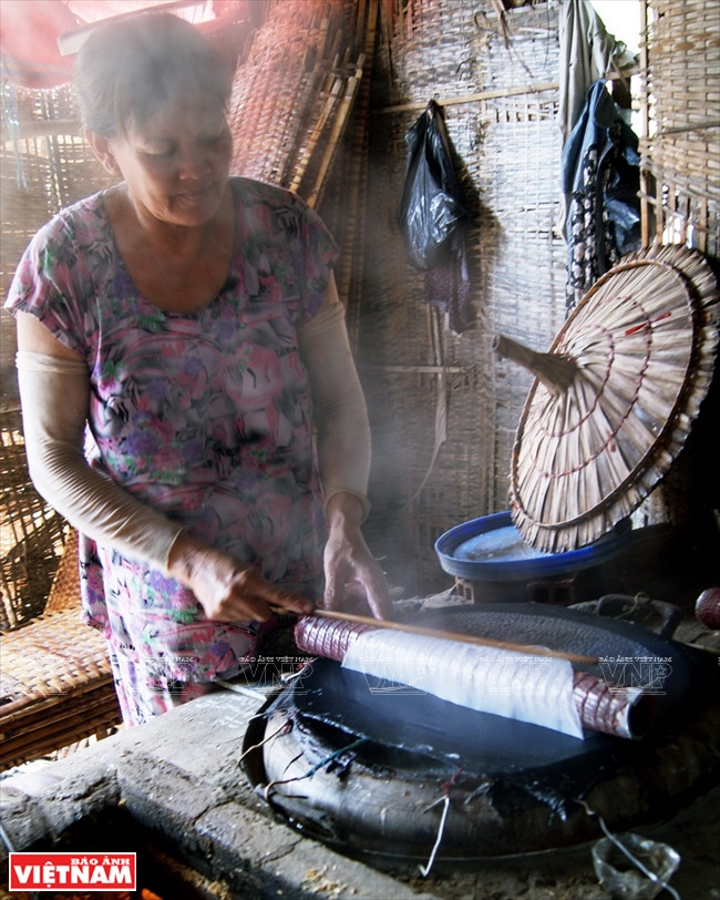 La confection des galettes de riz de Nhon Hoa emploie de nombreux habitants locaux.