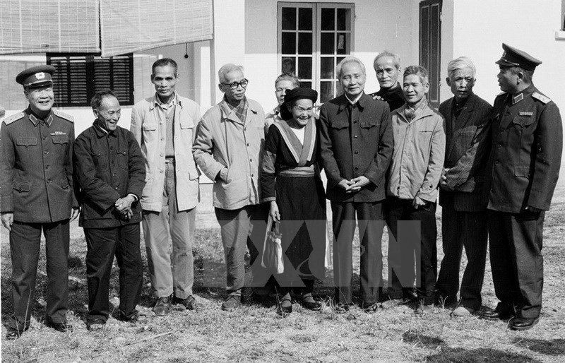 Le Premier ministre Pham Van Dong (5e à droite) et des anciens combattants et représentants de familles méritantes de la province de Cao Bang, en 1982