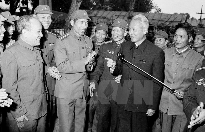 Le Premier ministre Pham Van Dong lors de la cérémonie de remise du titre de « Héros des Forces armées populaires » à la Police populaire, le 5 janvier 1980