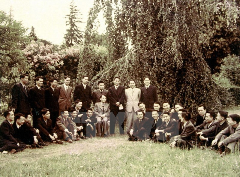 Pham Van Dong (debout, 3e depuis la droite) et la délégation représentant le gouvernement de la République démocratique du Vietnam à la conférence de Genève en 1954