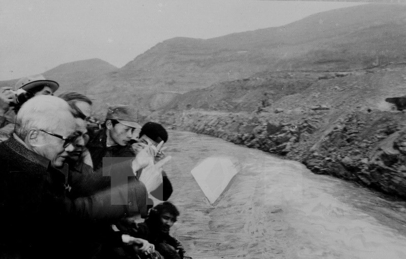 Le Premier ministre Pham Van Dong jette une brique dans le fleuve Da lors de la cérémonie marquant la construction des barrages de la centrale hydroélectrique de Hoa Binh, le 9 janvier 1986