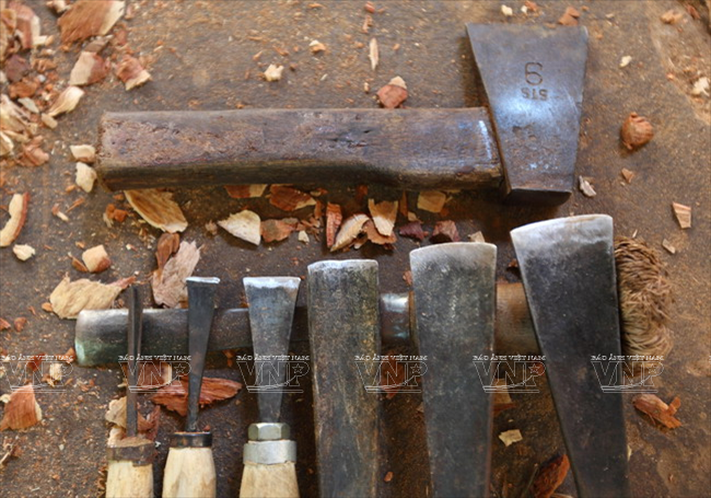 Les outils de taille du bois de la pagode. 