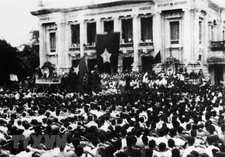 Grand meeting pour déclencher l’insurrection générale, le 19 août 1945 devant l’Opéra de Hanoi.