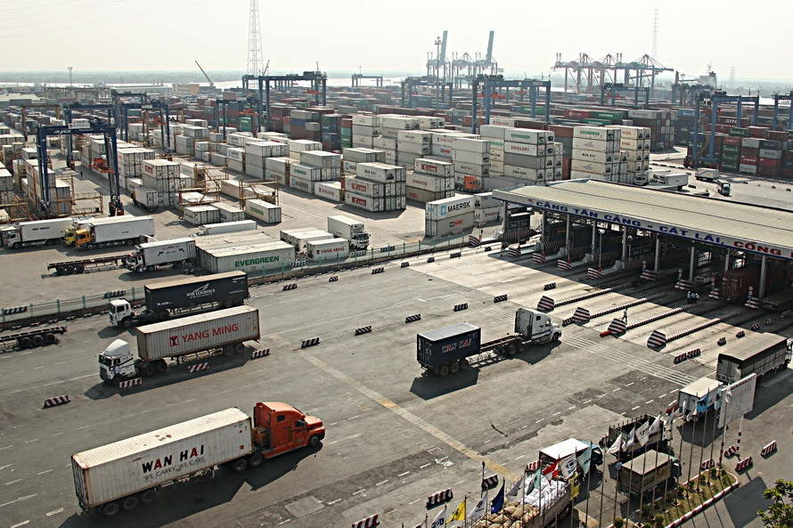 Déchargement de conteneurs au port Sai Gon. Photo : VI