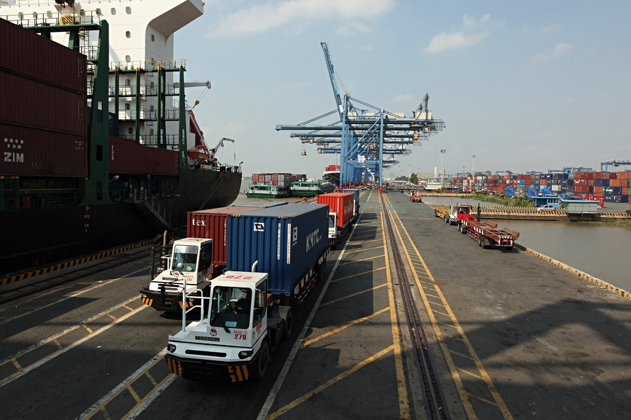 Déchargement de fret au port de Sai Gon. Photo : VI