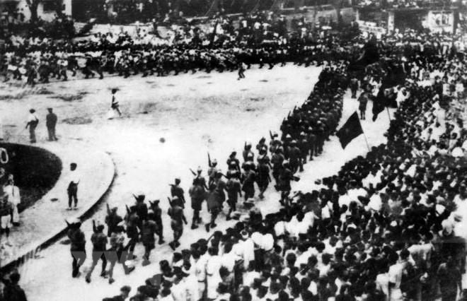 Le 28 août, l’Armée de libération organise une parade militaire sur la place de l'Opéra de Hanoi.