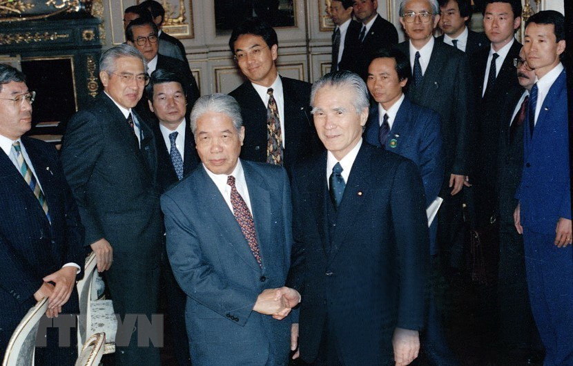 Le Premier ministre japonais Tomiichi Murayama et le secrétaire général du PCV Do Muoi dans le cadre de sa visite officielle au Japon les 18 et 19 avril 1995.