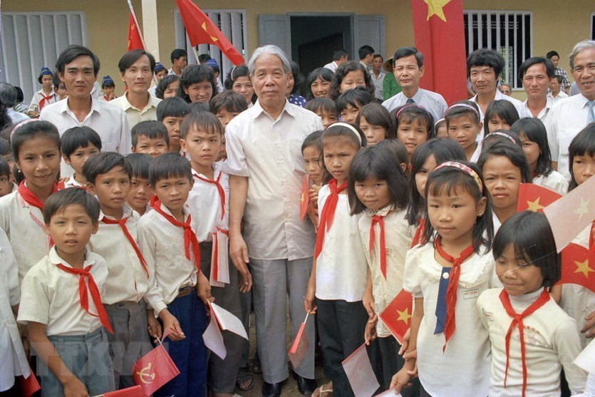 Le secrétaire général du PCV Do Muoi et des élèves du collège d’An Thach, district de Ben Luc, province de Long An, le 28 septembre 1996.