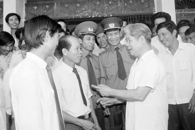 Le président du conseil des ministres Do Muoi à Quang Tri le 1er mai 1990.