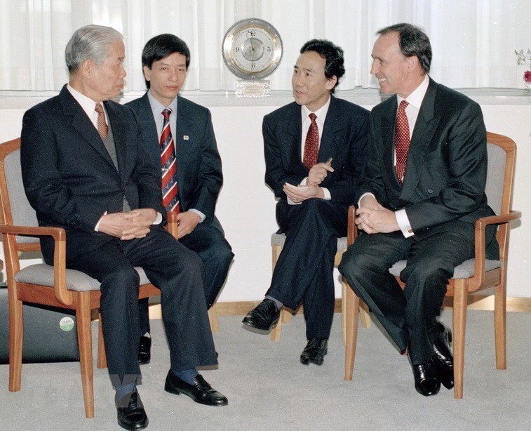 Entretien entre le secrétaire général du PCV Do Muoi (gauche) et le PM australien Paul Keating en juillet 1995.