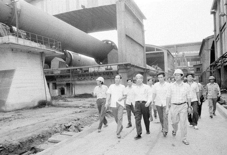 Le président du conseil des ministres Do Muoi rend visite la cimenterie de Hai Phong le 25 mars 1991.