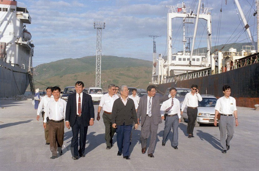 Le secrétaire général du PCV Do Muoi visite le port de Quy Nhon, à Binh Dinh (Centre) le 7 février 1996.