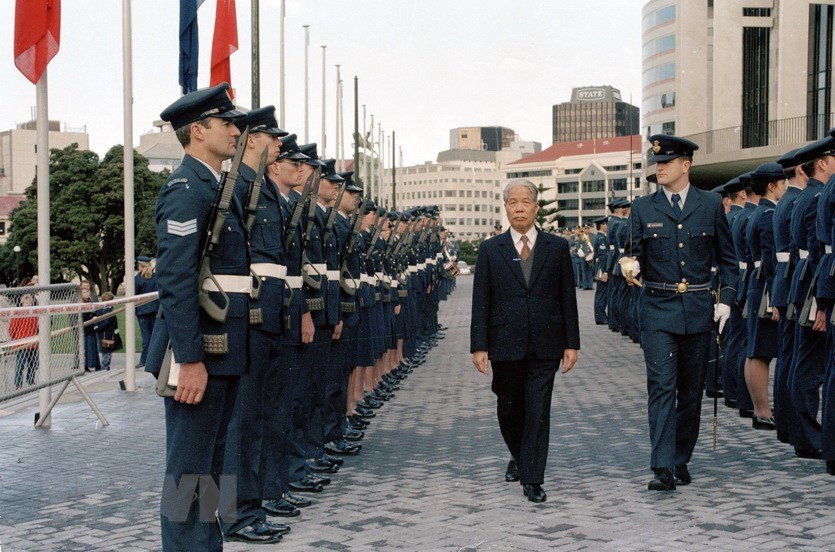 Cérémonie d’accueil du secrétaire général du PCV Do Muoi lors de sa visite officielle en Nouvelle-Zélande en juillet 1995.