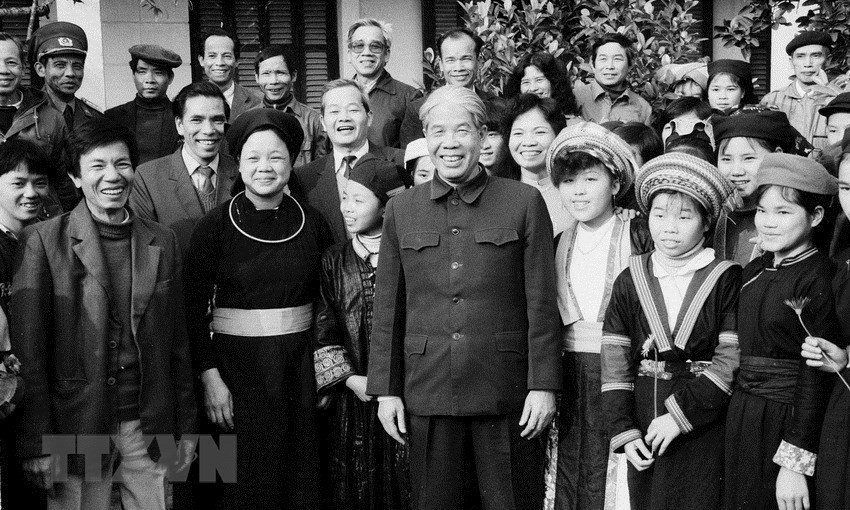 Le secrétaire général du PCV Do Muoi visite le lycée des ethnies de la province de Tuyen Quang (Nord) en février 1992.