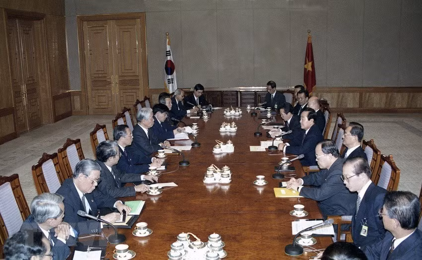 Entretien entre le secrétaire général du PCV Do Muoi et le président sud-coréen Kim Young-sam en avril 1995 à Séoul, en République de Corée.